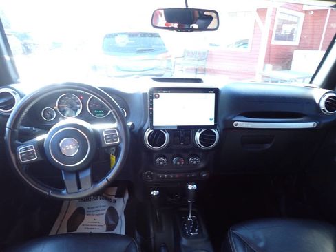 Used 2016 Jeep Wrangler Unlimited Sahara w/ Connectivity Group AWD/4WD image 11