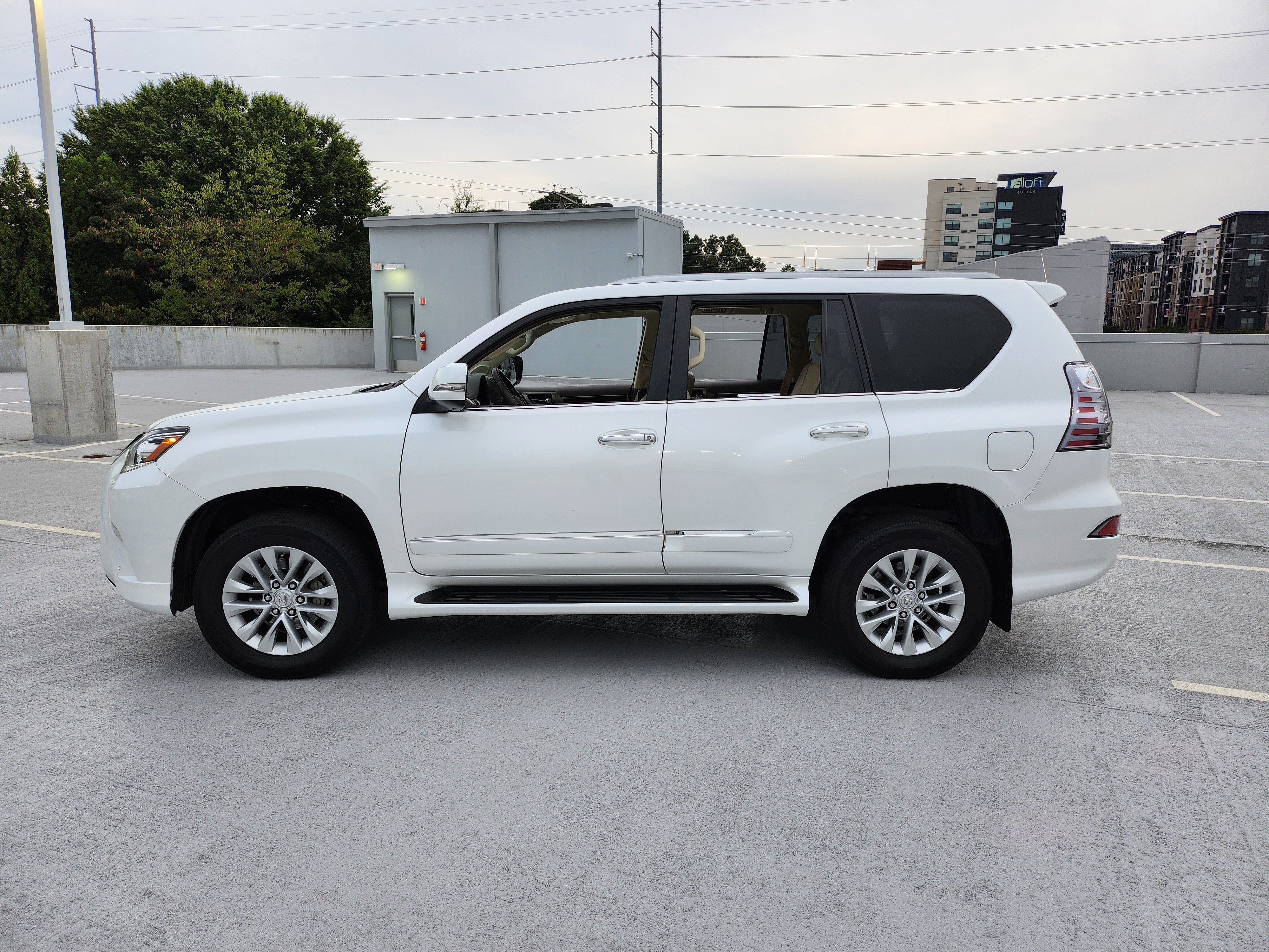 Used 2019 Lexus GX 460 Premium w/ Premium Package AWD/4WD image 2