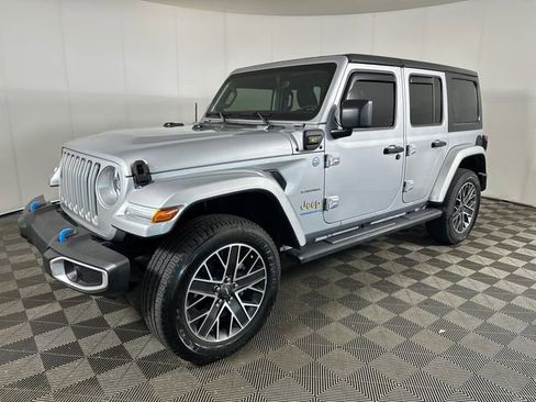 Used 2023 Jeep Wrangler Unlimited Sahara w/ Cold Weather Group AWD/4WD image 6