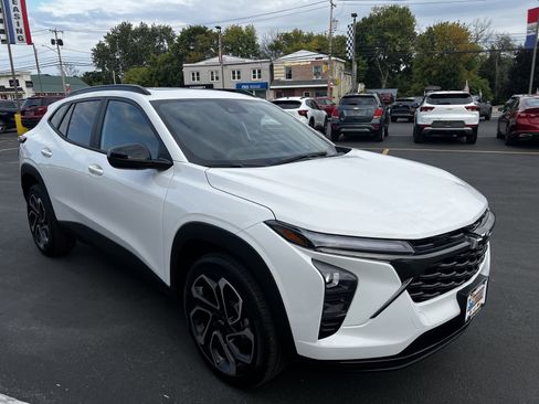 Used 2025 Chevrolet Trax RS w/ Sunroof Package image 3
