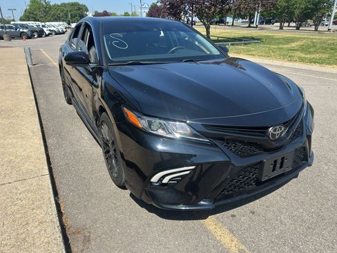 Used 2019 Toyota Camry SE FWD image 4