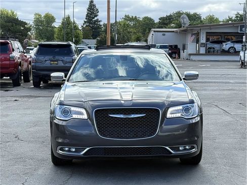 Used 2016 Chrysler 300 C RWD image 2