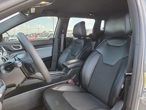 Used 2024 Jeep Compass Latitude image 11