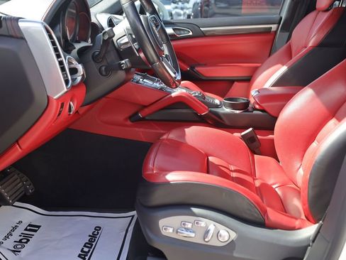 Used 2016 Porsche Cayenne Turbo S image 11