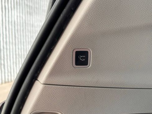 Used 2023 Chrysler Pacifica Touring-L w/ Uconnect Theater Family Group image 15