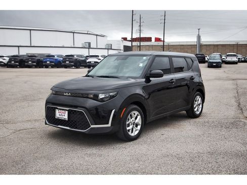 Used 2023 Kia Soul LX w/ LX Technology Package image 3