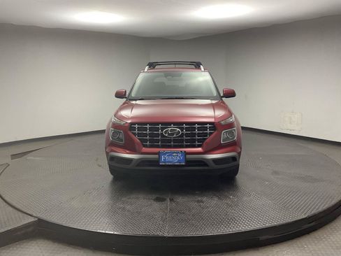 Used 2024 Hyundai Venue SEL FWD image 2