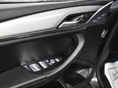 Used 2025 BMW X4 xDrive30i image 10