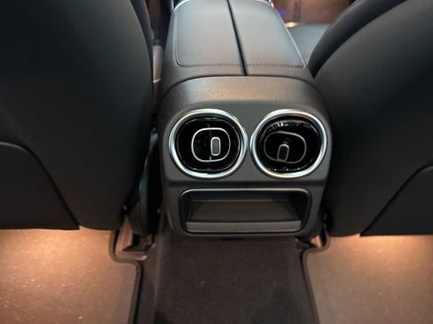 Used 2025 Mercedes-Benz C 300 Sedan image 23