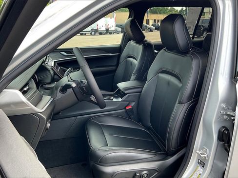 New 2025 Jeep Grand Cherokee L Limited w/ Black Appearance Package image 9