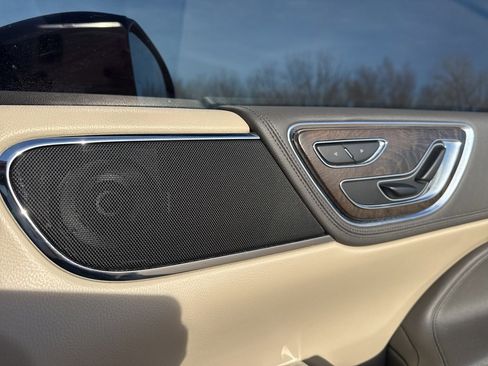 Used 2019 Lincoln Continental Select image 49