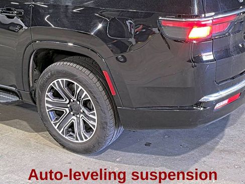 Used 2024 Jeep Wagoneer Series II w/ Flexible Seating Group AWD/4WD image 16