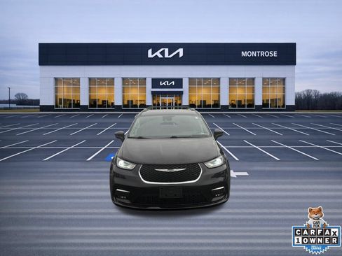 Used 2022 Chrysler Pacifica Touring-L FWD image 2