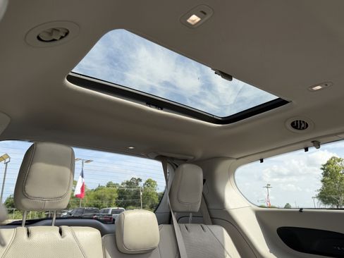 Used 2019 Chrysler Pacifica Limited w/ Advanced Safetytec Group FWD image 33
