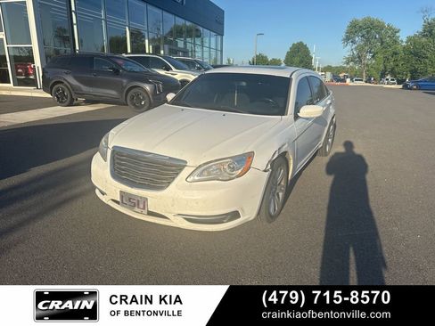 Used 2013 Chrysler 200 Touring FWD image 6