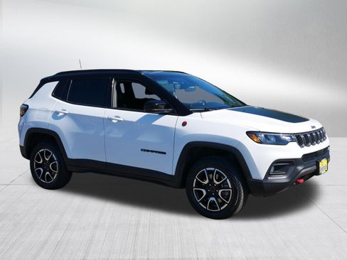Used 2025 Jeep Compass Trailhawk AWD/4WD image 8