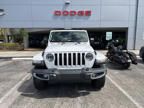 Used 2019 Jeep Wrangler Unlimited Sahara image 2