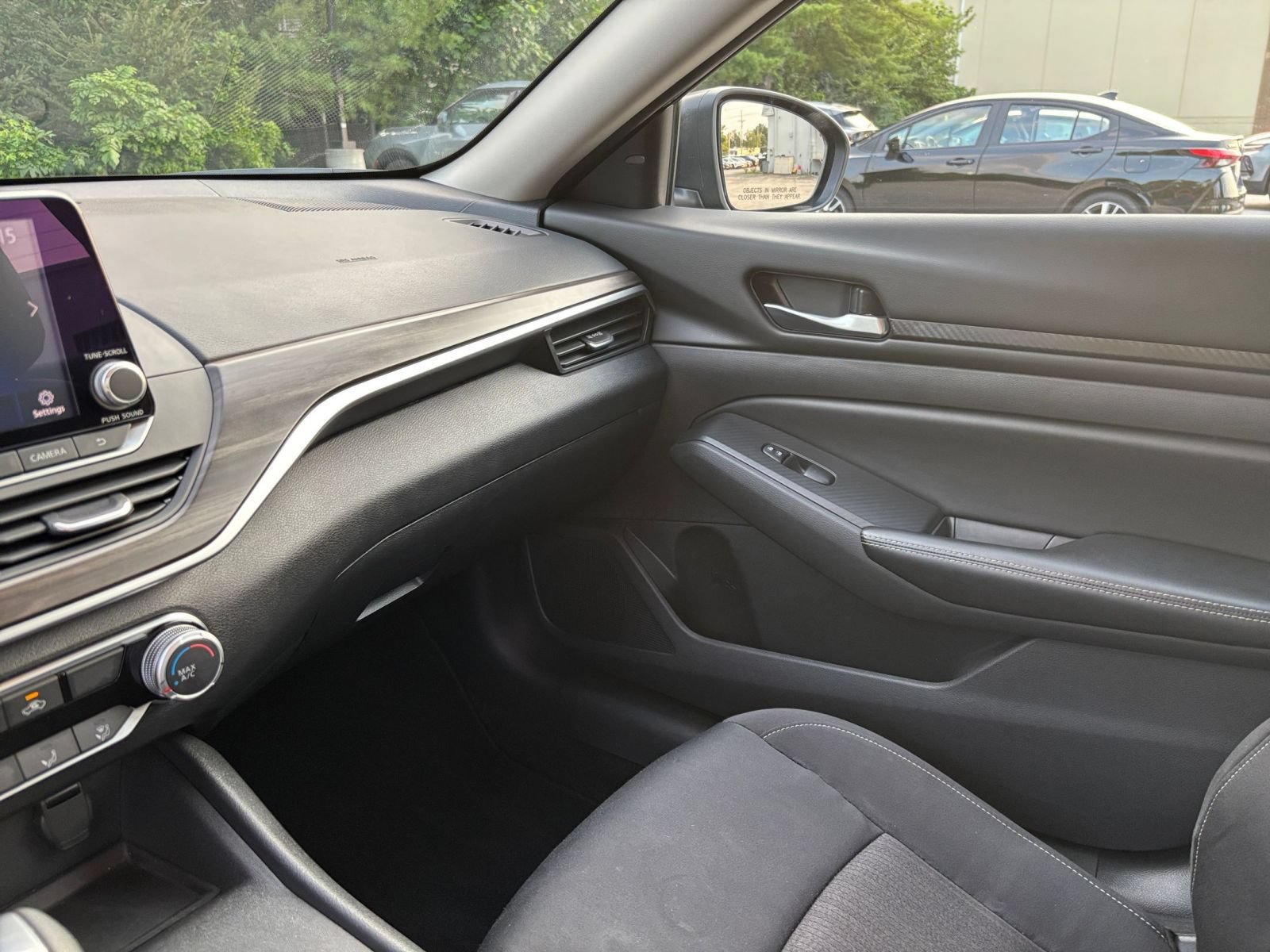 Used 2025 Nissan Altima 2.5 SV FWD image 33