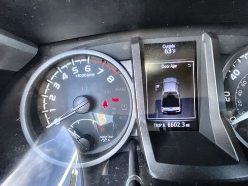 Used 2019 Toyota Tacoma TRD Off-Road AWD/4WD image 12