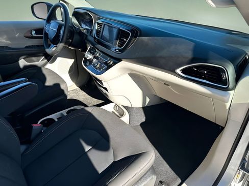 Used 2023 Chrysler Voyager LX image 13