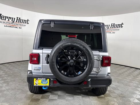Used 2022 Jeep Wrangler Unlimited Sahara AWD/4WD image 5