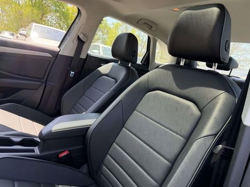 Used 2023 Volkswagen Jetta SE w/ Panoramic Sunroof Package FWD image 10