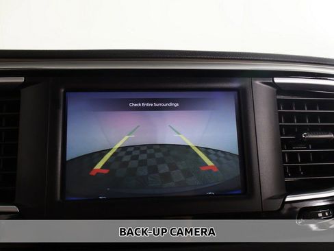 Used 2023 Chrysler Voyager LX image 3