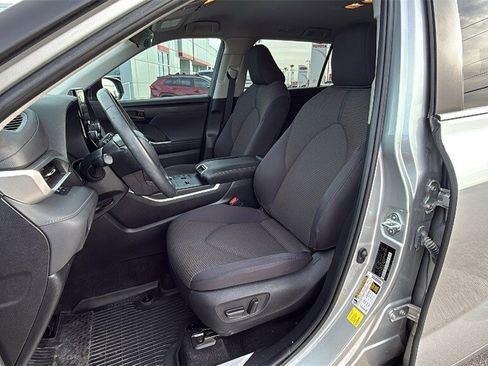 Used 2023 Toyota Highlander LE image 12