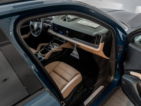 Certified 2025 Porsche Cayenne image 28