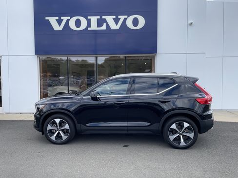 Certified 2025 Volvo XC40 B5 Plus image 4