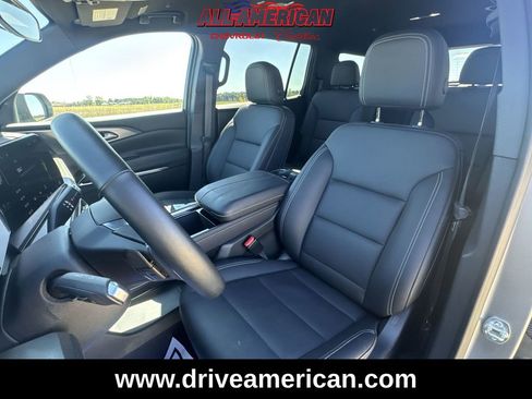 Used 2025 Chevrolet Traverse LT image 19