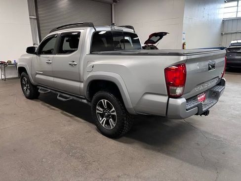 Used 2017 Toyota Tacoma TRD Sport AWD/4WD image 5