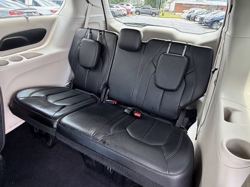 Used 2019 Chrysler Pacifica Touring-L FWD image 12