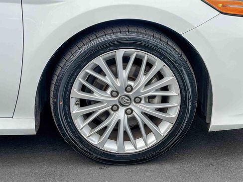 Used 2018 Toyota Camry XLE image 9