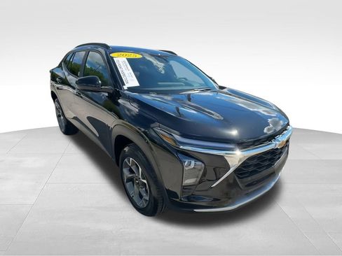 Used 2025 Chevrolet Trax LT w/ Driver Confidence Package FWD image 2