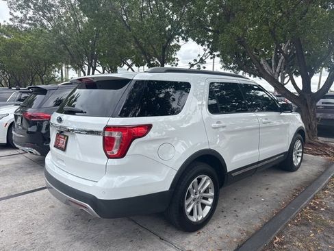 Used 2017 Ford Explorer XLT image 3