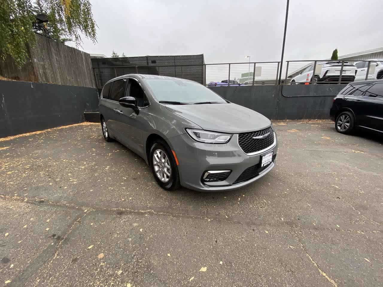 Used 2025 Chrysler Pacifica Select FWD image 8