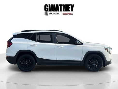 Used 2024 GMC Terrain SLE w/ Elevation Edition FWD image 2