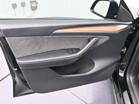 Used 2024 Tesla Model Y Performance image 9