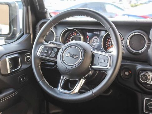 Used 2018 Jeep Wrangler Unlimited Sahara image 18