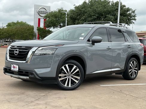 Used 2024 Nissan Pathfinder Platinum image 2