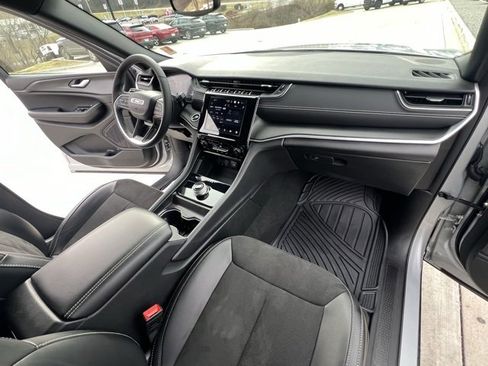 Used 2024 Jeep Grand Cherokee L Altitude image 33