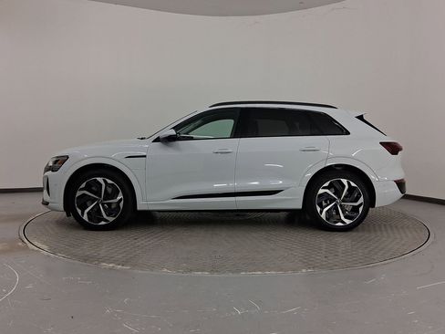 Used 2024 Audi Q8 e-tron Premium Plus w/ Premium Plus Package image 2