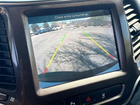 Used 2021 Jeep Cherokee Trailhawk image 13