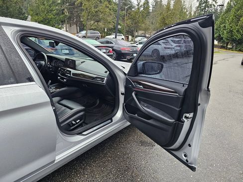 Used 2019 BMW 530e xDrive w/ Premium Package image 28