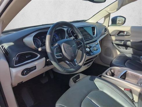 Used 2023 Chrysler Pacifica Touring-L FWD image 11