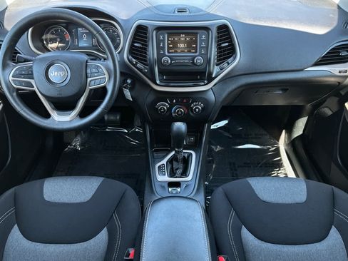 Used 2018 Jeep Cherokee Latitude FWD image 3