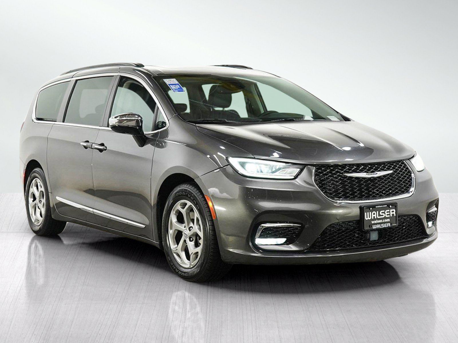 Used 2023 Chrysler Pacifica Limited FWD image 8