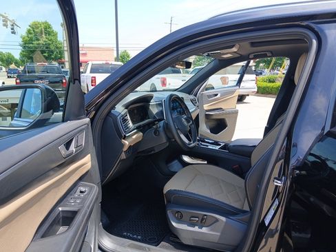 Used 2025 Volkswagen Atlas Cross Sport SE w/ Panoramic Sunroof Package FWD image 17