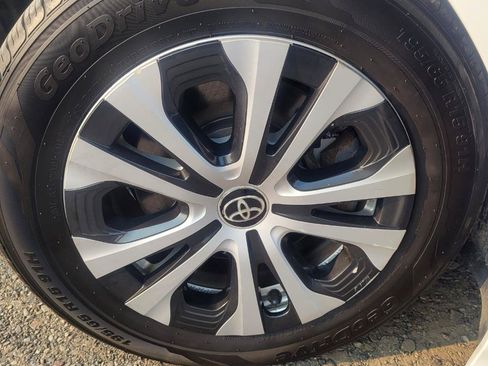 Used 2022 Toyota Prius Prime XLE FWD image 39